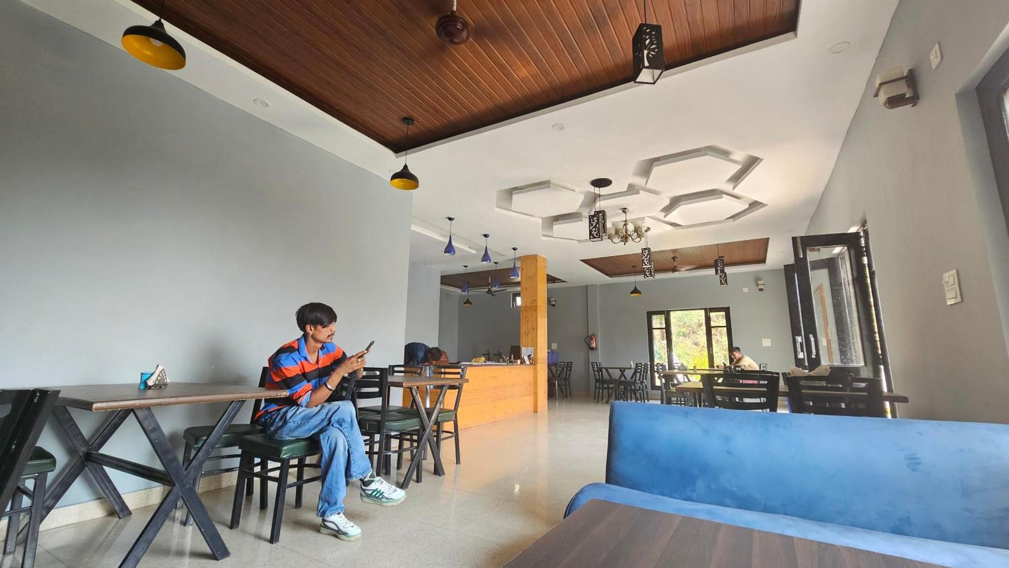 On The Rocks Hotel Kasauli Exterior photo