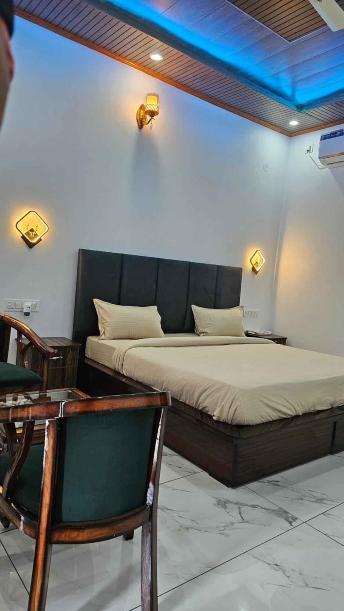 On The Rocks Hotel Kasauli Exterior photo