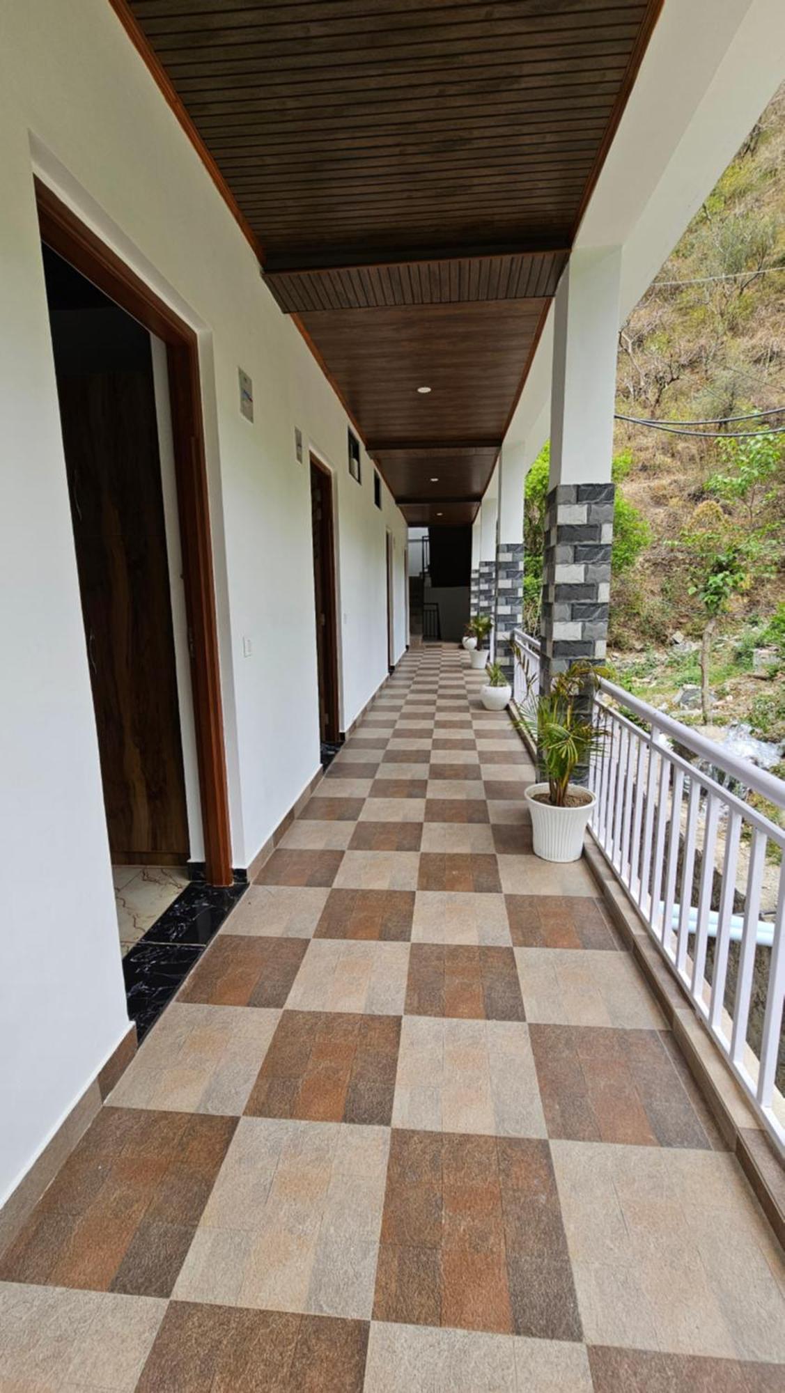 On The Rocks Hotel Kasauli Exterior photo