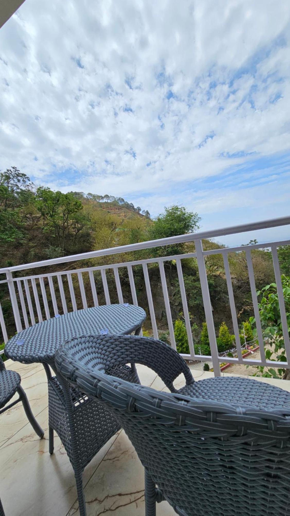 On The Rocks Hotel Kasauli Exterior photo