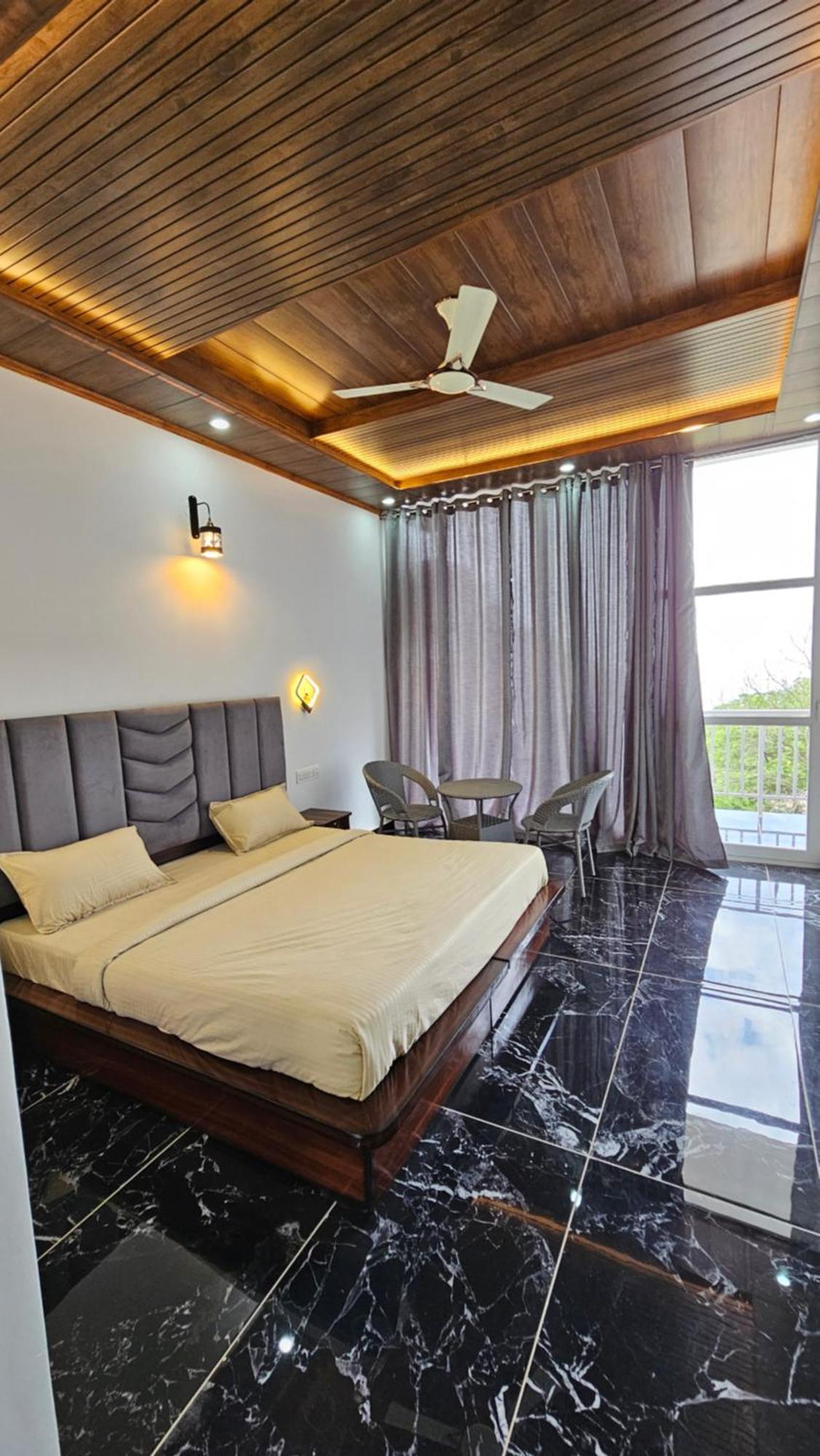 On The Rocks Hotel Kasauli Exterior photo